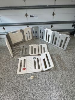 Baby gate/ fence