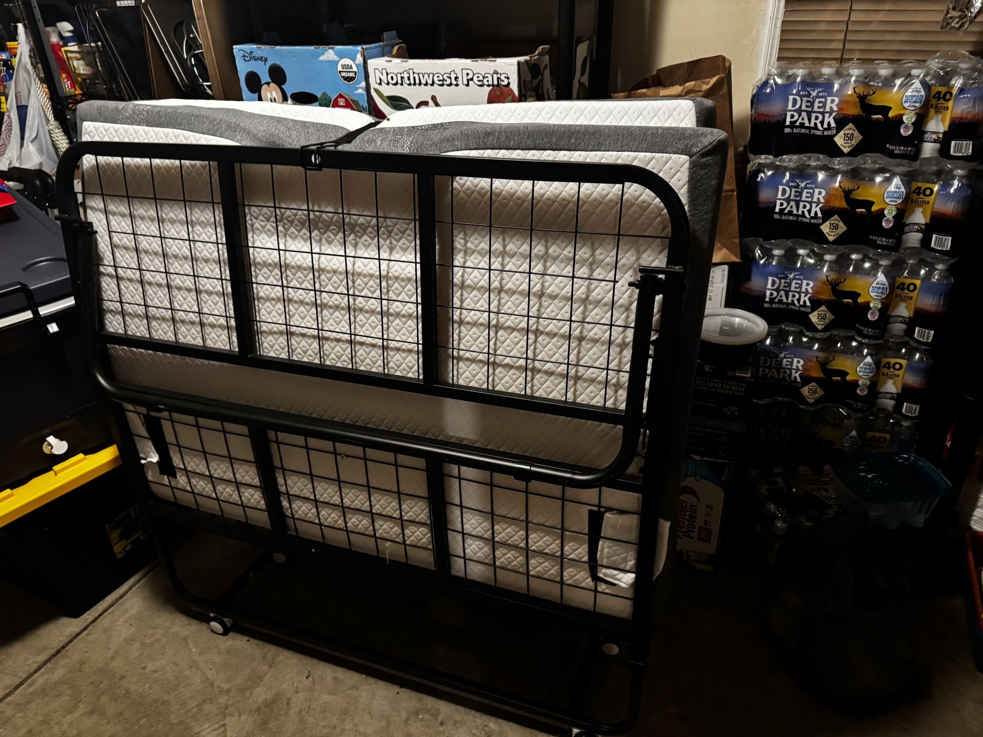 Full Size Folding Rollaway Bed -Like New