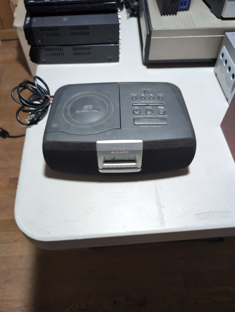 SONY ICF-CD821 Dream Machine Stereo AM/FM CD Alarm Clock (CD Player Broken)