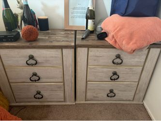 2 Matching Nightstands