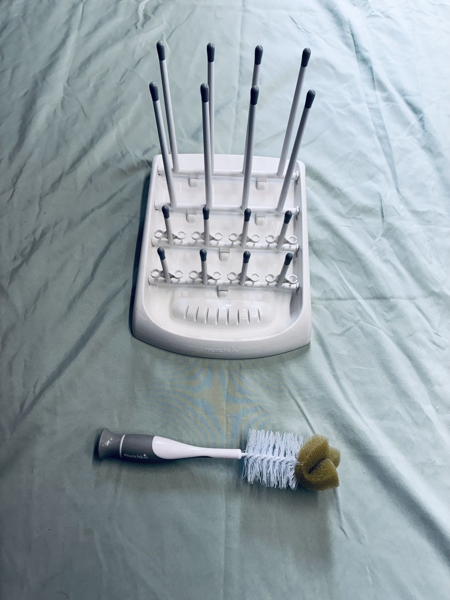 Munchkin Bottle dryer and brush