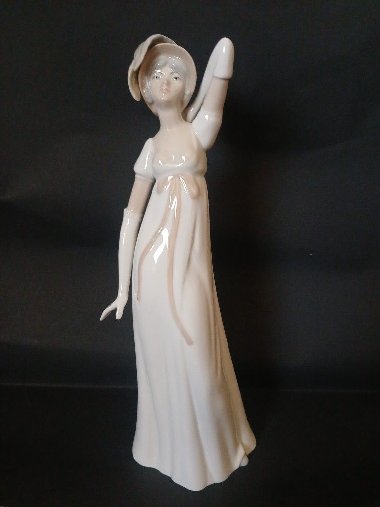 Lladro style Figurine Levante Porcelain Lady Figurine Statue (Spain 13.5" tall)