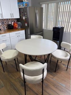 Dining table w/ 4 chairs in great condition