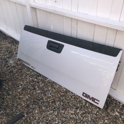 2012 GMC TAILGATE $300
