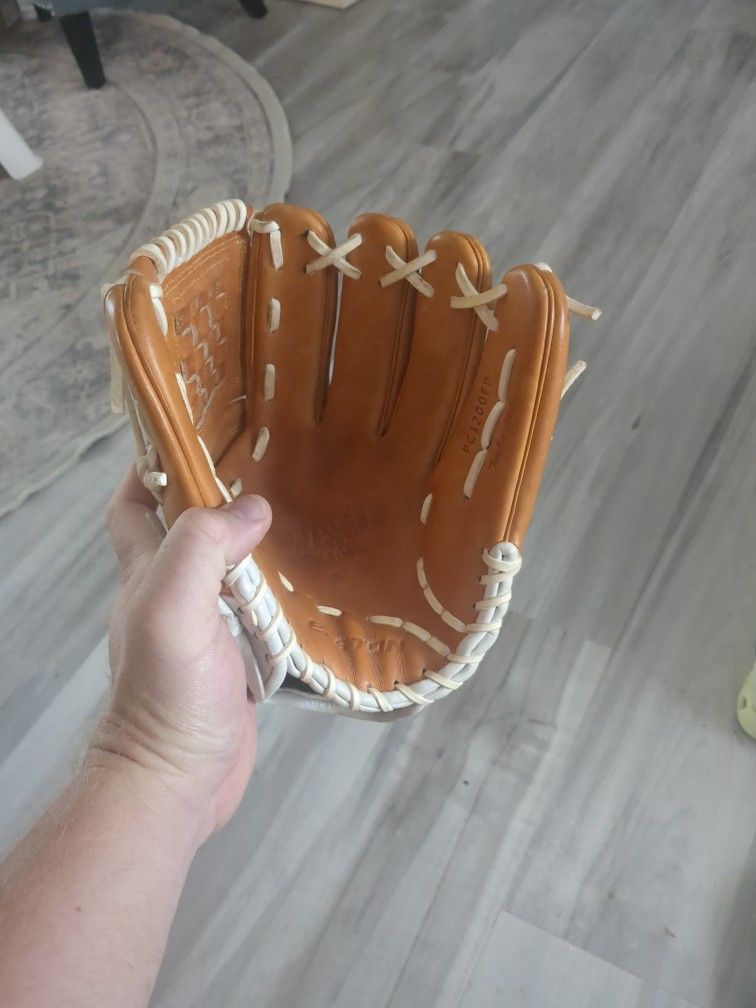 Fastpitch Softball Glove / Easton Glove