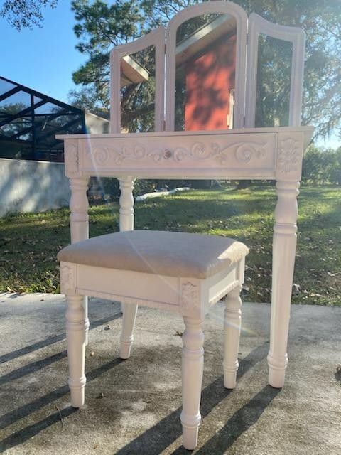 Beautiful Makeup Vanity