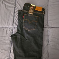 Women Levi's jeans