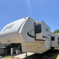 2009 5TH WHEEL TRAVEL TRAILER WITH  DOUBLE SLIDE OUTS 30-FOOT LONG