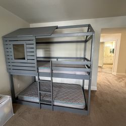 High-Quality Solid Wood Bunk Bed – Like New 