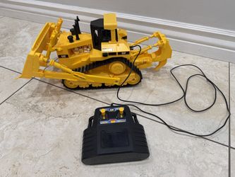 1998 Mattel Matchbox Remote Control RC Caterpillar Cat Bulldozer.With Wired Remote.Measures Approximately 17" Long.Overall Good Condition.
