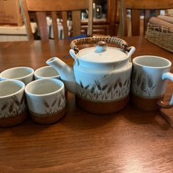 Teapot And 4 Small Cups+