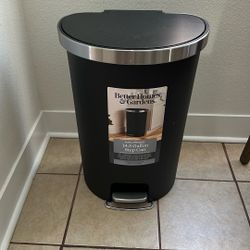 Kitchen Step Trash Can 