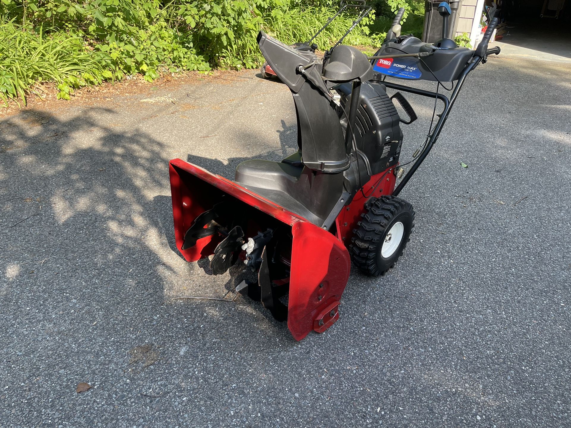 Toro Power Max 726 TE Snow Blower (Push- Start)