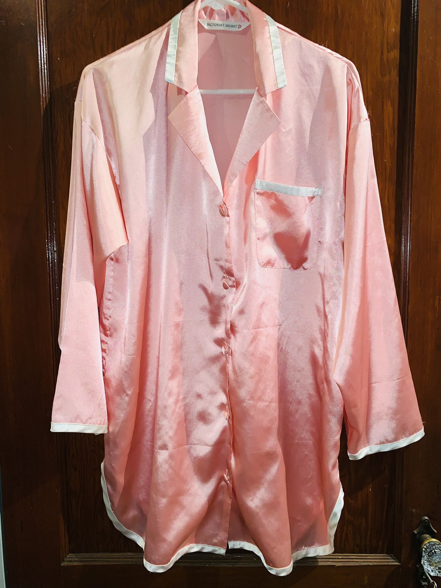 VICTORIA’S SECRET INTIMATE LOUNGING ROBE SATIN PINK SIZE MEDIUM BUTTON DOWN WHITE PIPPING - OPEN BOX UNUSED PET AND SMOKE FREE ENVIRONMENT