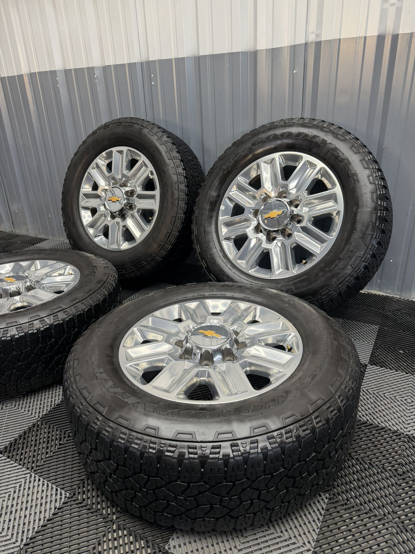 2025 Chevrolet Silverado 2500 HD Wheels and Tires