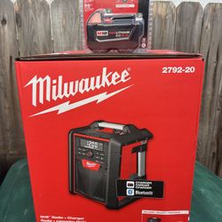 Milwaukee Tools - Radio + Battery 