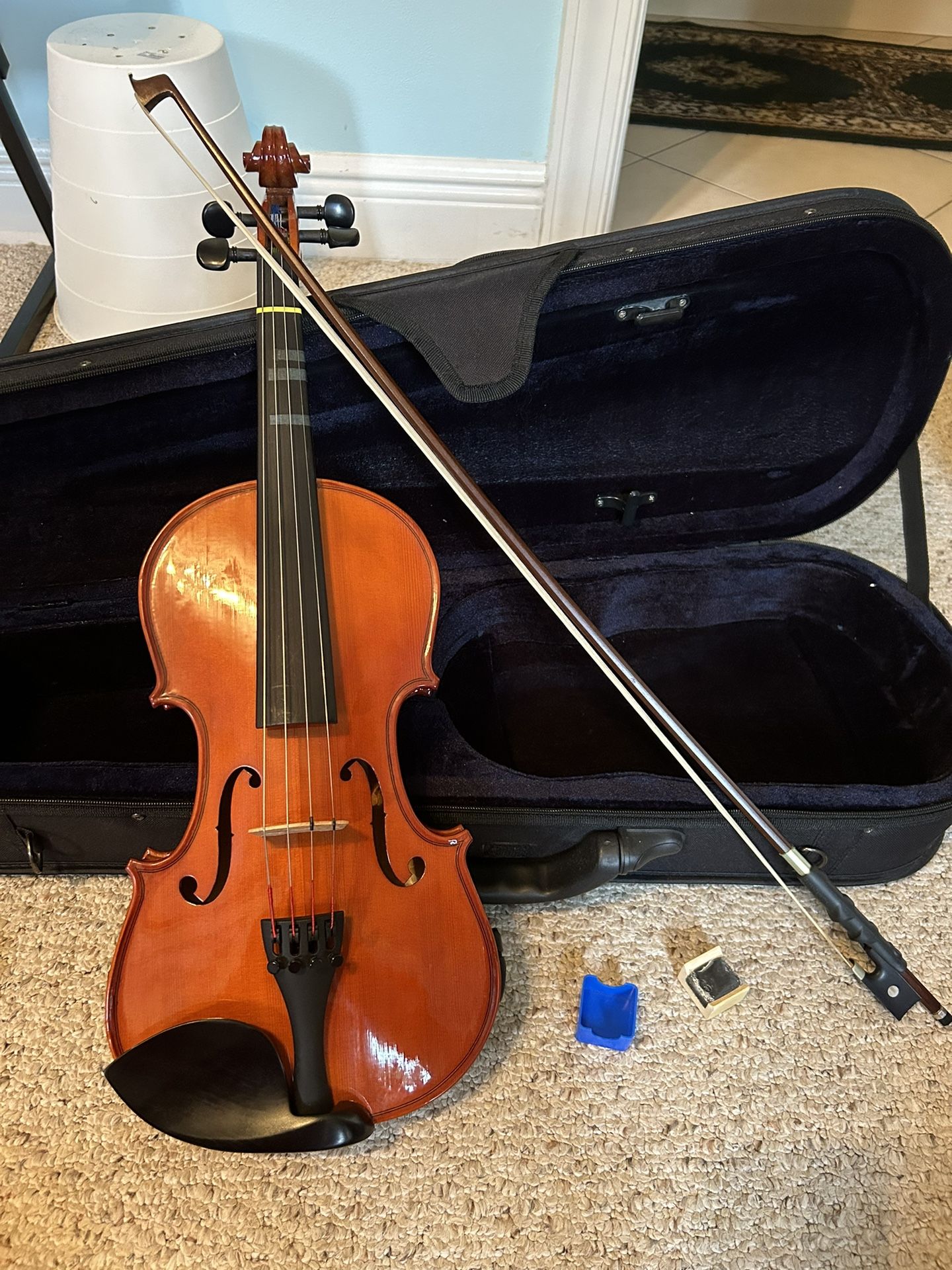 full size violin and horsehair bow