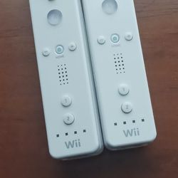 2 nintendo wii controllers