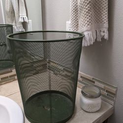 Small mesh garbage can