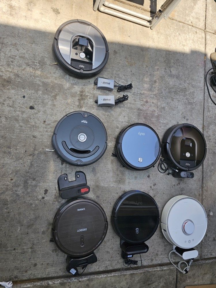 Lot Bulk 7 robot vacuum cleaners working