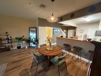 Expandable Circle Dining Table & Chairs