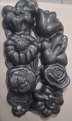 Vintage John Wright Cast Iron Baking Muffin Mold 1991 Cast In USA Flowers