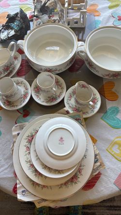Se trata de porcelana fina inglesa de la marca Royal Standard (una firma registrada de Chapman's Longton Ltd., subsidiaria histórica asociada a Royal 