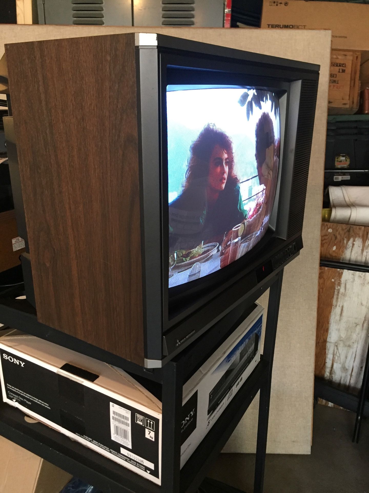 20 inch TV (tube type) / Mitsubishi Television **VERY GOOD PICTURE
