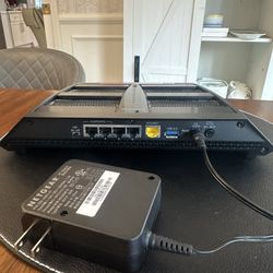 NETGEAR Nighthawk Router – Excellent Condition (Power Adapter Included)