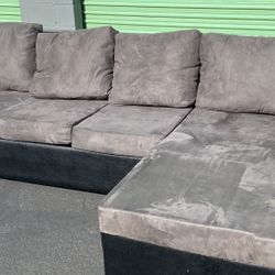 🔥 Sleek Black & Gray 2-Piece Sectional – $275 w/ FREE DELIVERY! 🔥