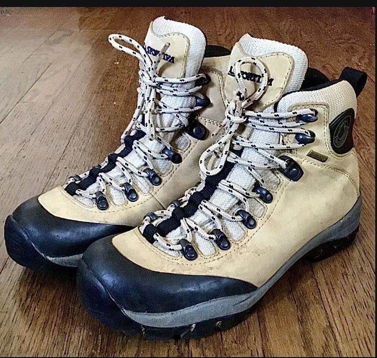 WOMENS HIKING BOOTS 