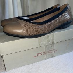 Clarks Women’s Neenah Garden Ballet Flat Pebble Interset Nubuck SZ 10W Brand New
