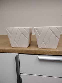 Flower pots.   (Clay). Dollar each.!!