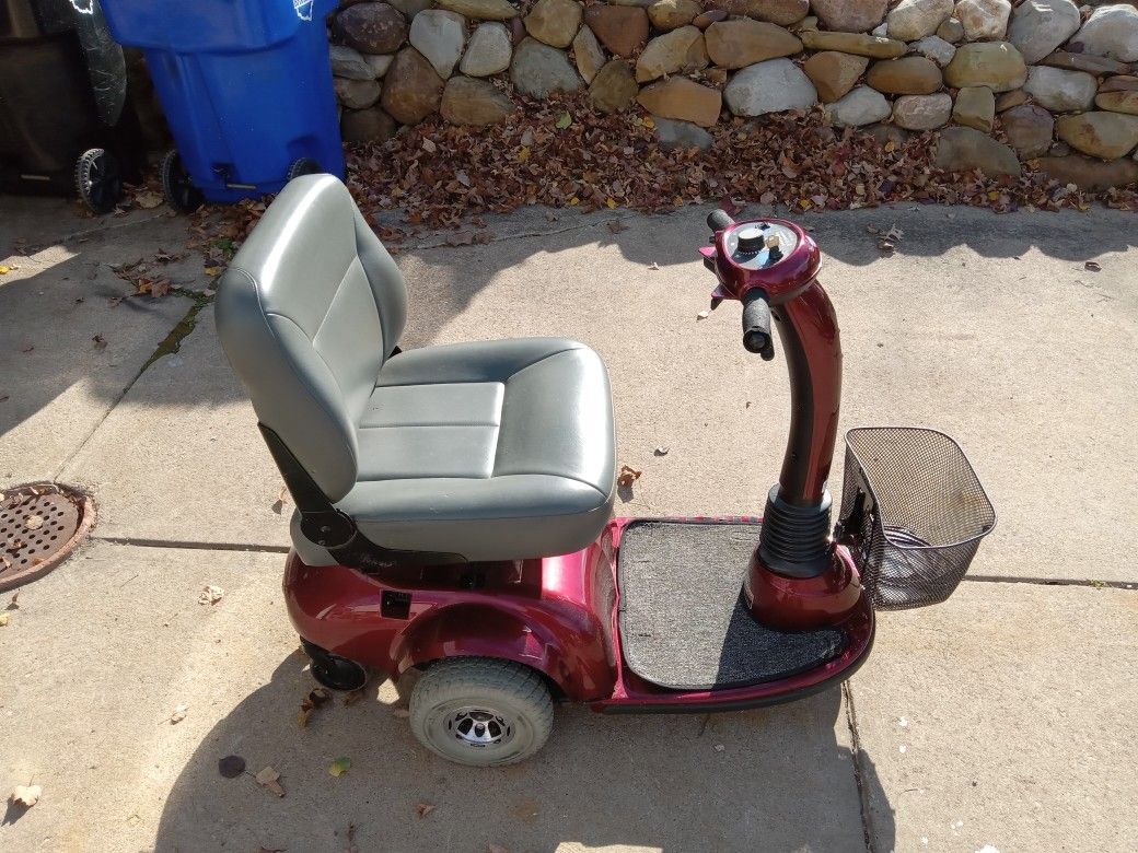 Invacare Zoom 400 Mobility Scooter