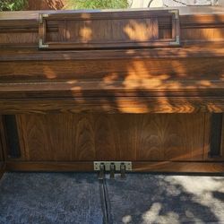 Lowrey Piano
