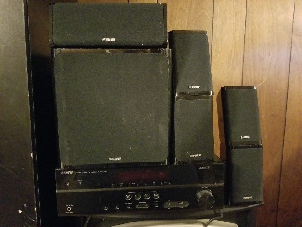 Yamaha RX-V377 av receiver with powered subwoofer and five speakers