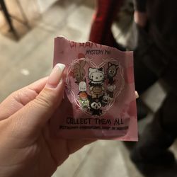 Halloween Hello Kitty & Friends Pin (POM POM)