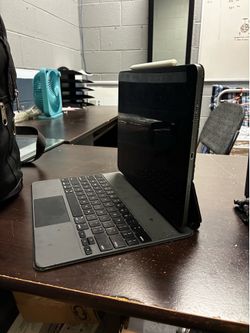 iPad Pro 12.9 with apple pen and Magic Keyboard