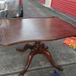 Statton Private Collection Mahagony Claw Foot Chippendale Table
