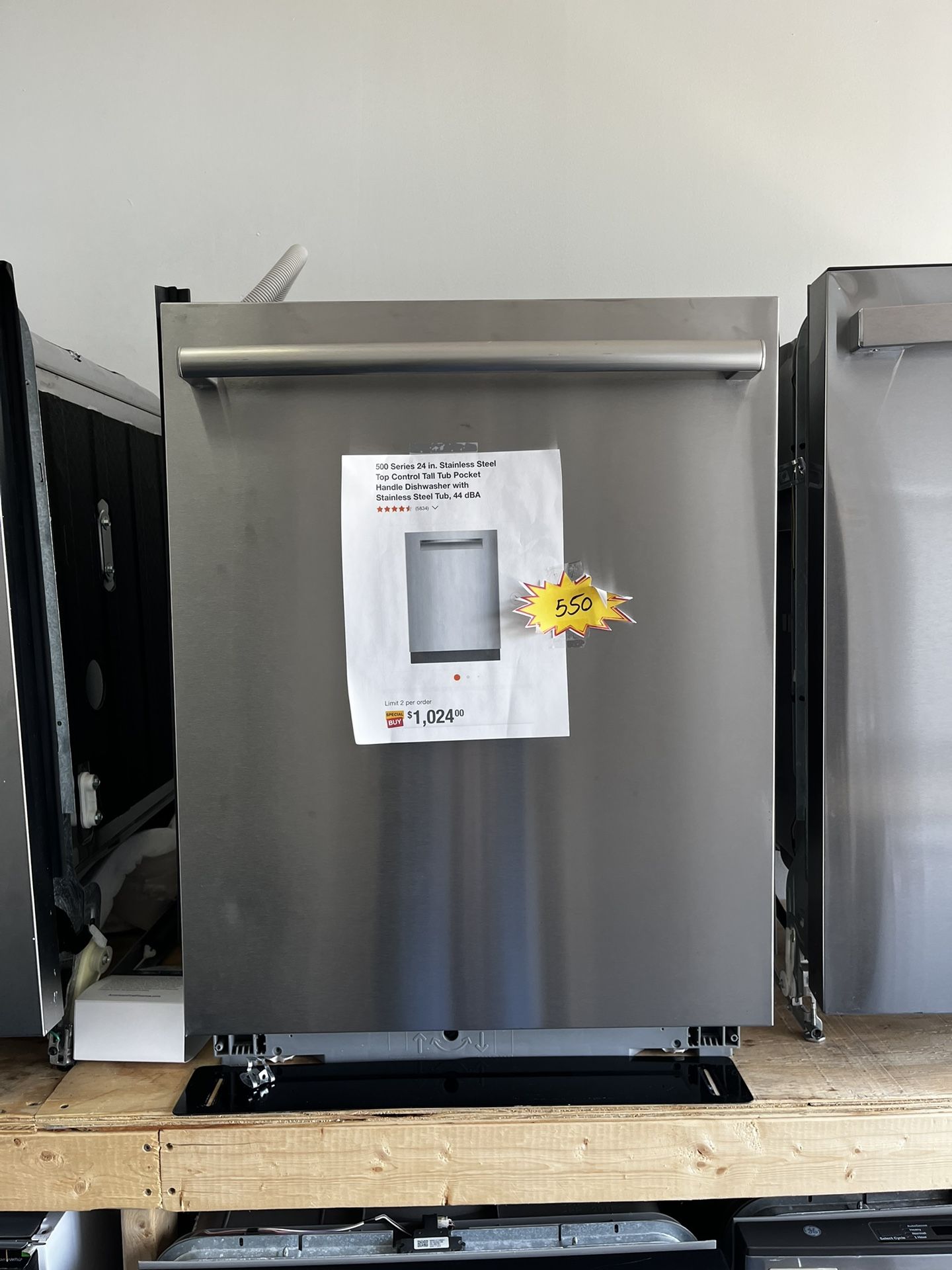 New Scratch & Deny Bosch 24inch. 3rd Rack Top Control Dishwasher