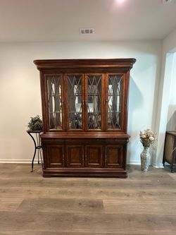 China cabinet/Hutch with lights