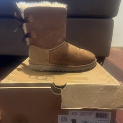SIZE 3 UGG BOOTS ALMOST NEW. 