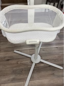 Halo Bassinest Swivel Sleeper Bassinet – Lights, Sounds & Vibration – Excellent Condition