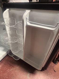 Hisense Mini Fridge w Freezer
