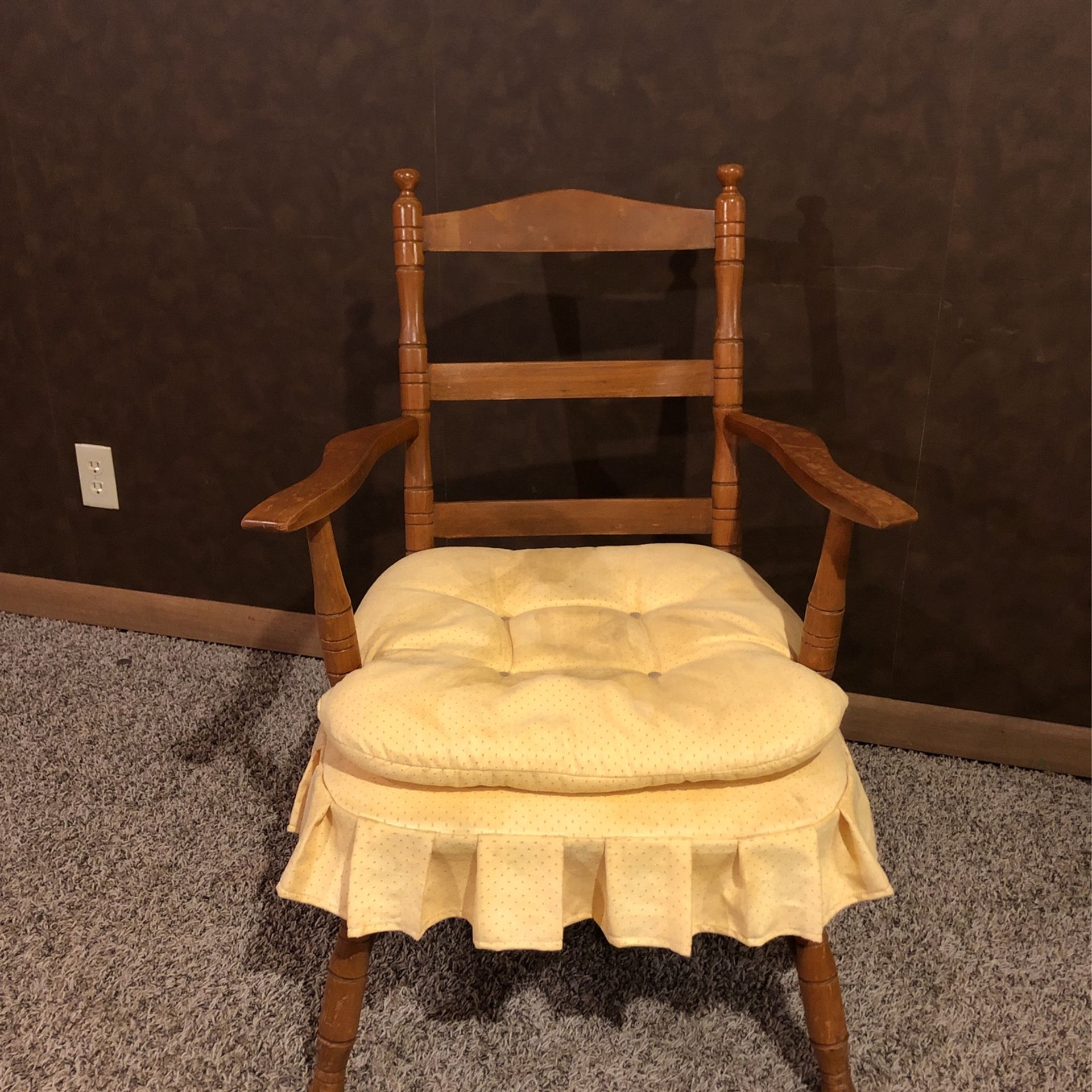 Skirted Creamy Yellow Chair