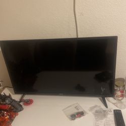 VIZIO TV WITH REMOTE (Batteries Included)