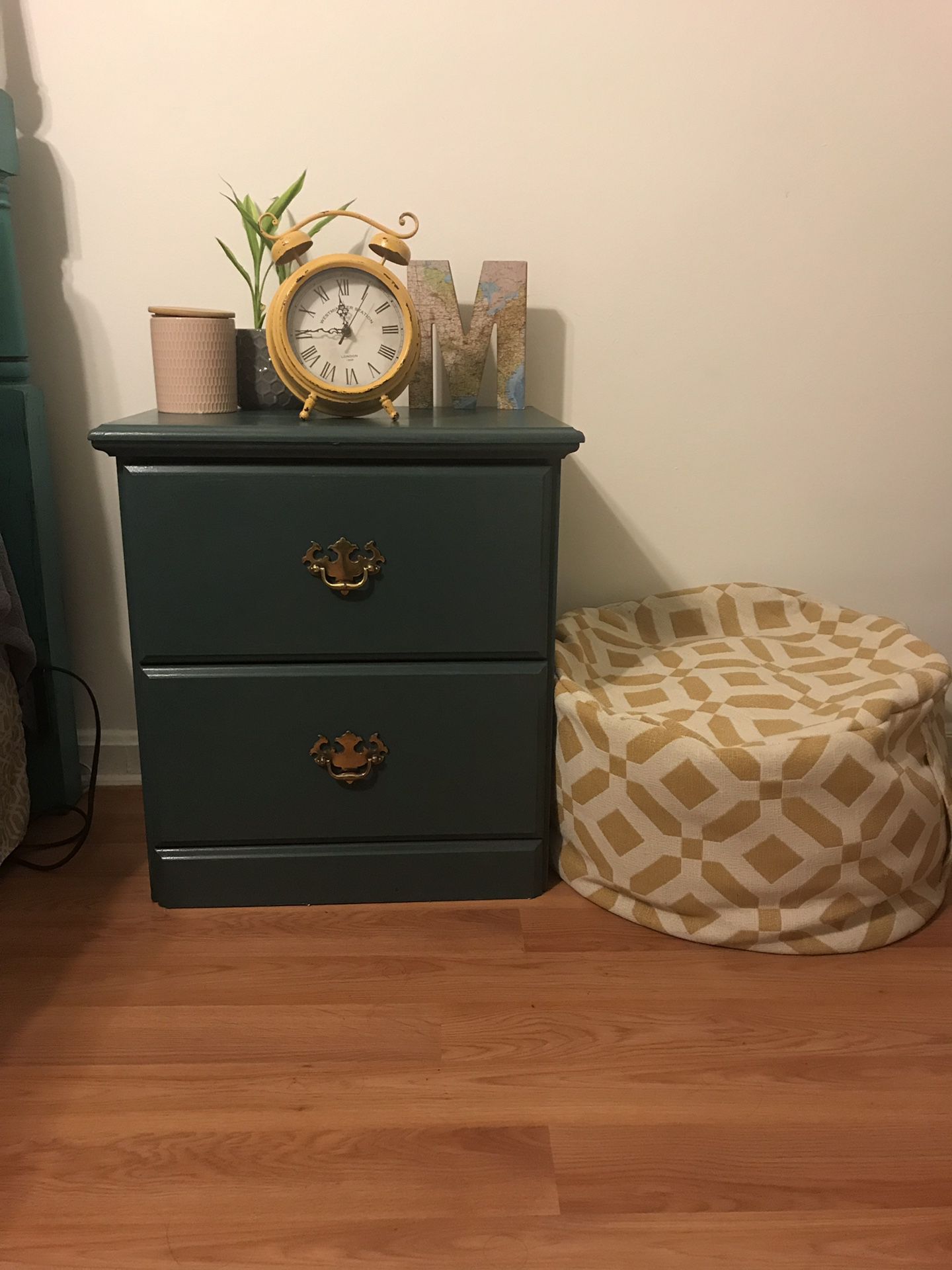 2 drawer end table/night stand