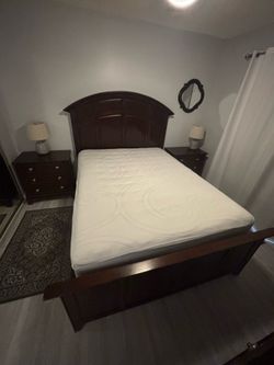Bedroom Set Brown wood Queen bed, 2 nightstands tall dresser and mattresses