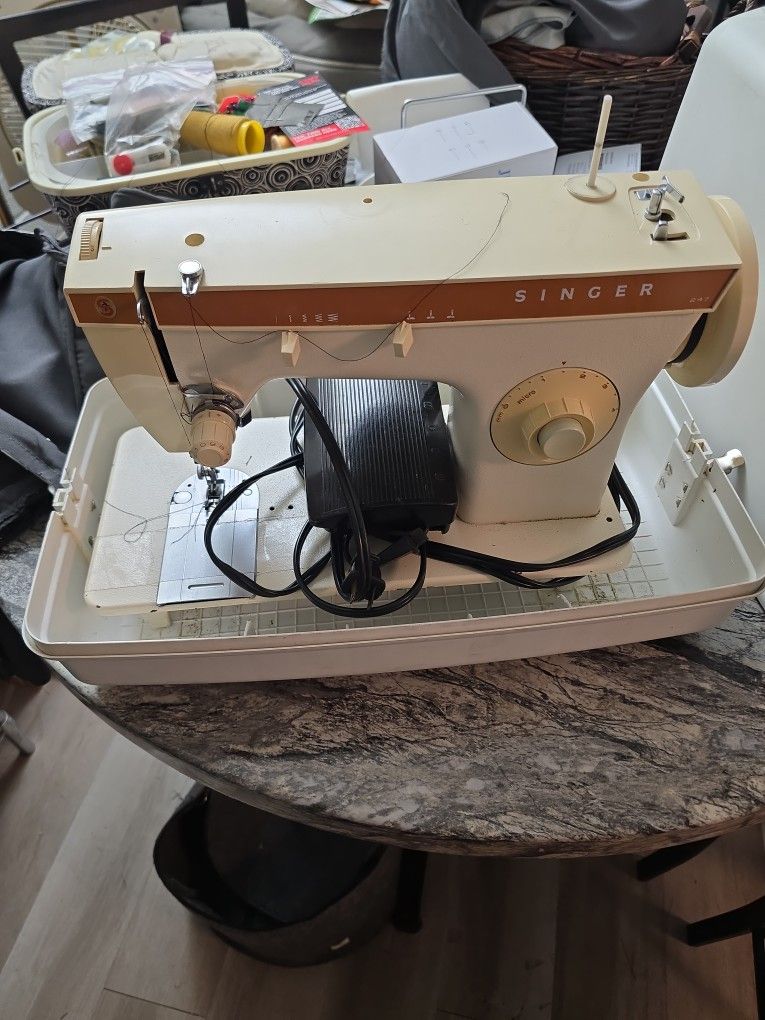 Singer Sewing Machine 25$