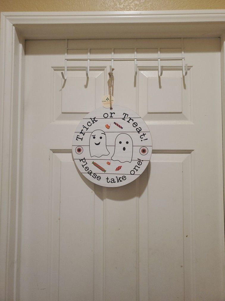 Wooden Hloween Sign New $5